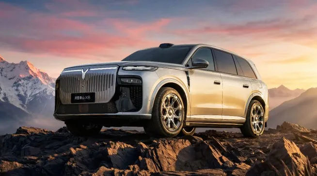 Voyah Taishan X8 на скалах на фоне гор на закате
